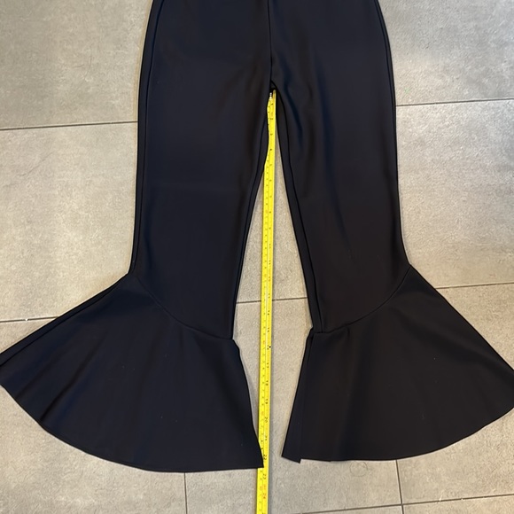 Carbon 38 Black Capris with Ruffle Bottoms - Picture 6 of 9